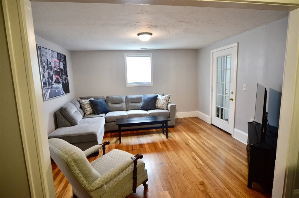 3 bed, 1 bath apartment for rent at 47 Massasoit Unit A, Hull — photo 9 of 26