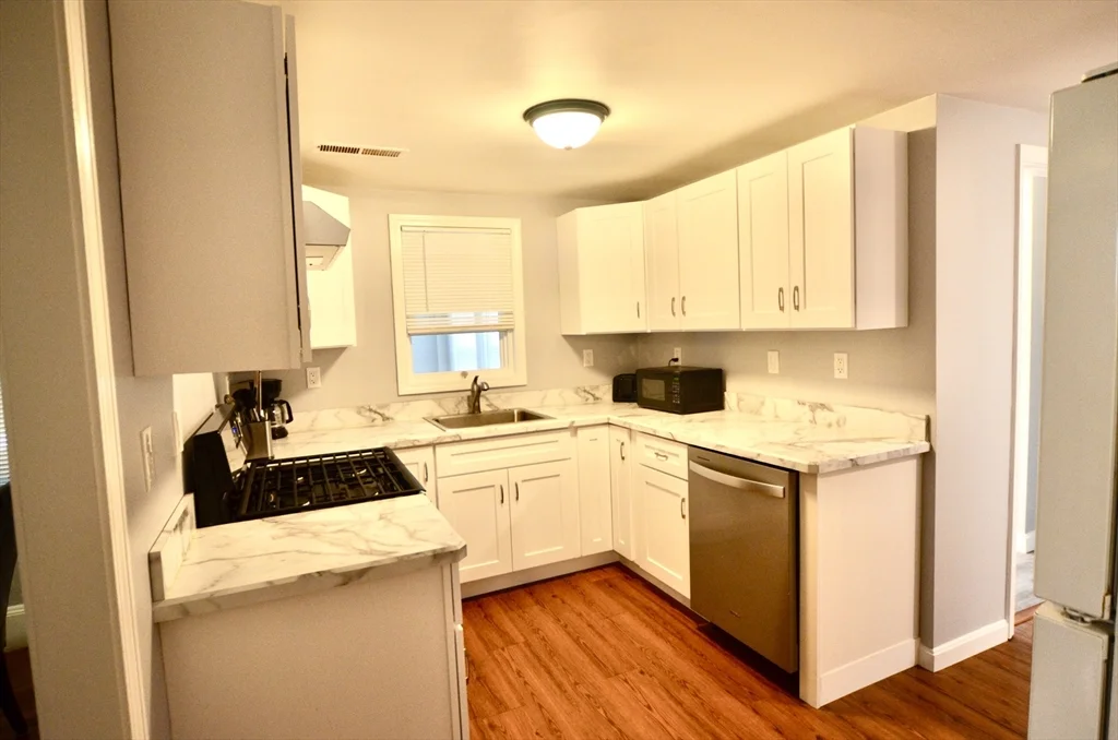 3 bed, 1 bath apartment for rent at 47 Massasoit Unit A, Hull — photo 3 of 26