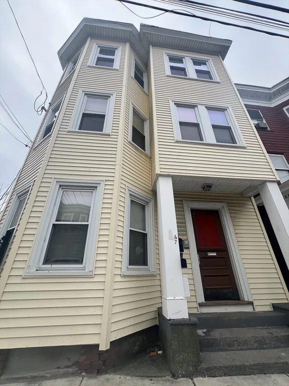 4 bed, 1 bath apartment for rent at 47 Maverick St Unit 4, Chelsea