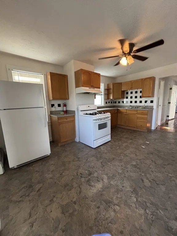 3 bed, 1 bath apartment for rent at 47 Middle St Unit 3, South Boston — photo 8 of 11