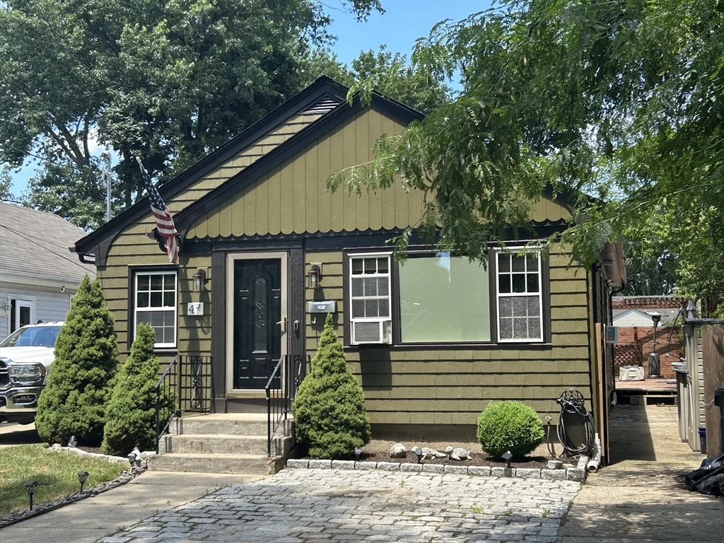 3 bed, 1 bath apartment for rent at 47 Naples Ave, Providence — photo 1 of 16