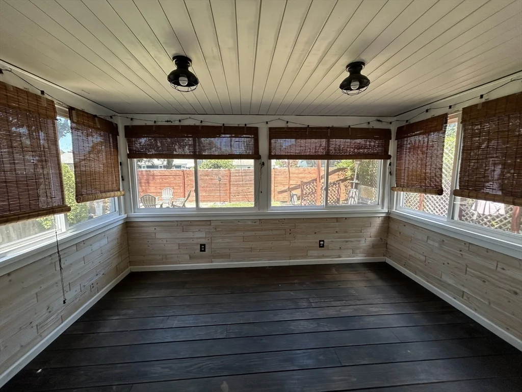 3 bed, 1 bath apartment for rent at 47 Naples Ave, Providence — photo 14 of 16