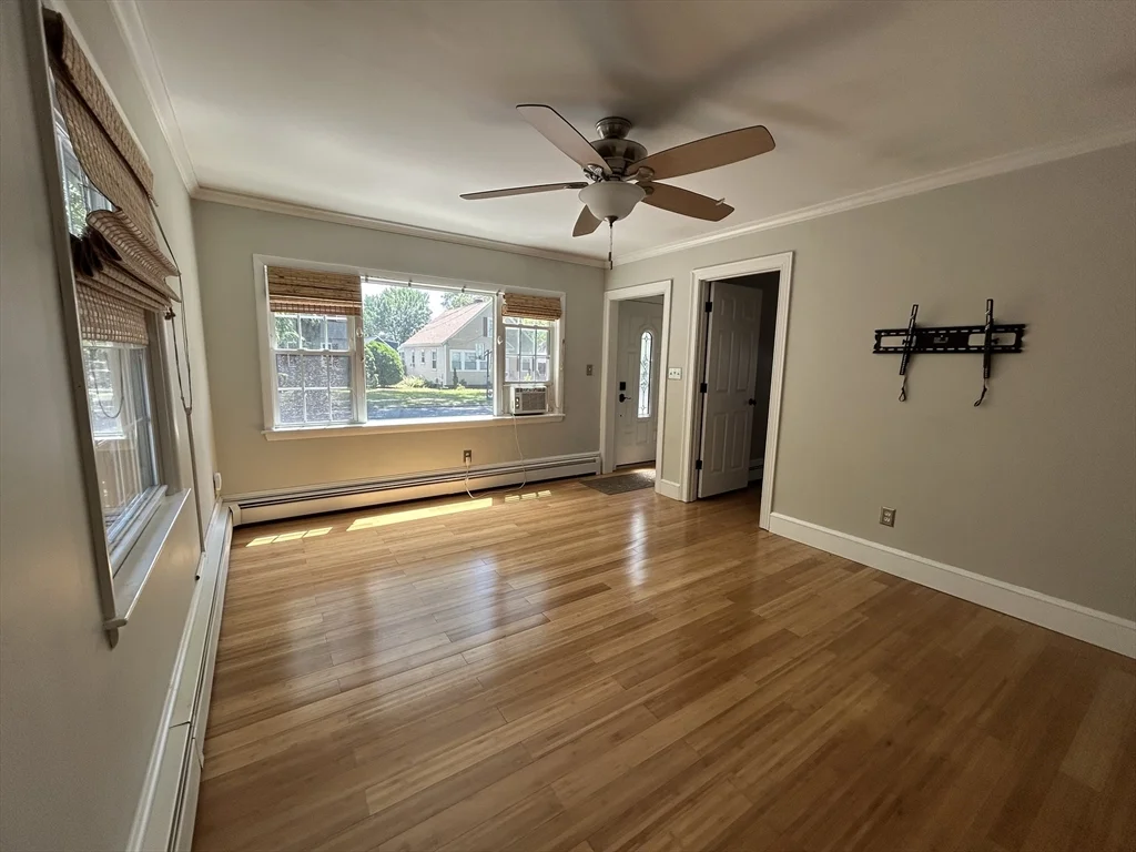 3 bed, 1 bath apartment for rent at 47 Naples Ave, Providence — photo 3 of 16