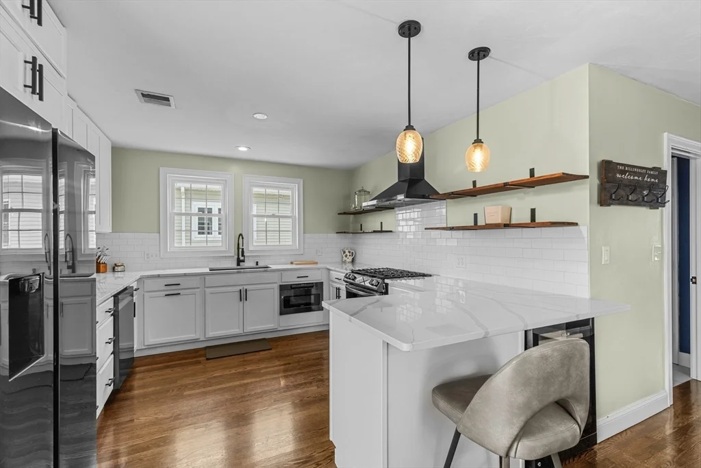 3 bed, 2 bath apartment for rent at 47 Oldfields Rd Unit 2, Dorchester — photo 4 of 37