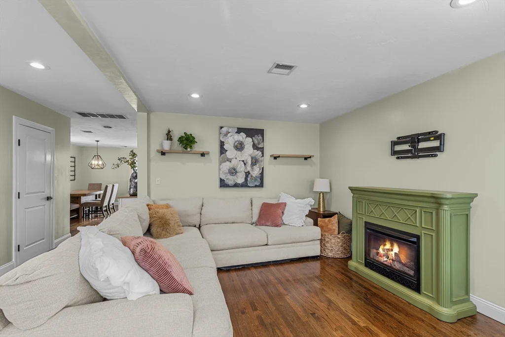 3 bed, 2 bath apartment for rent at 47 Oldfields Rd Unit 2, Dorchester — photo 15 of 37