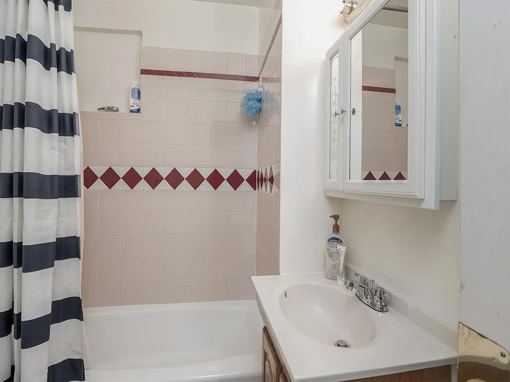 4 bed, 1 bath apartment for rent at 47 Saint Margaret St Unit 1, Dorchester — photo 12 of 28