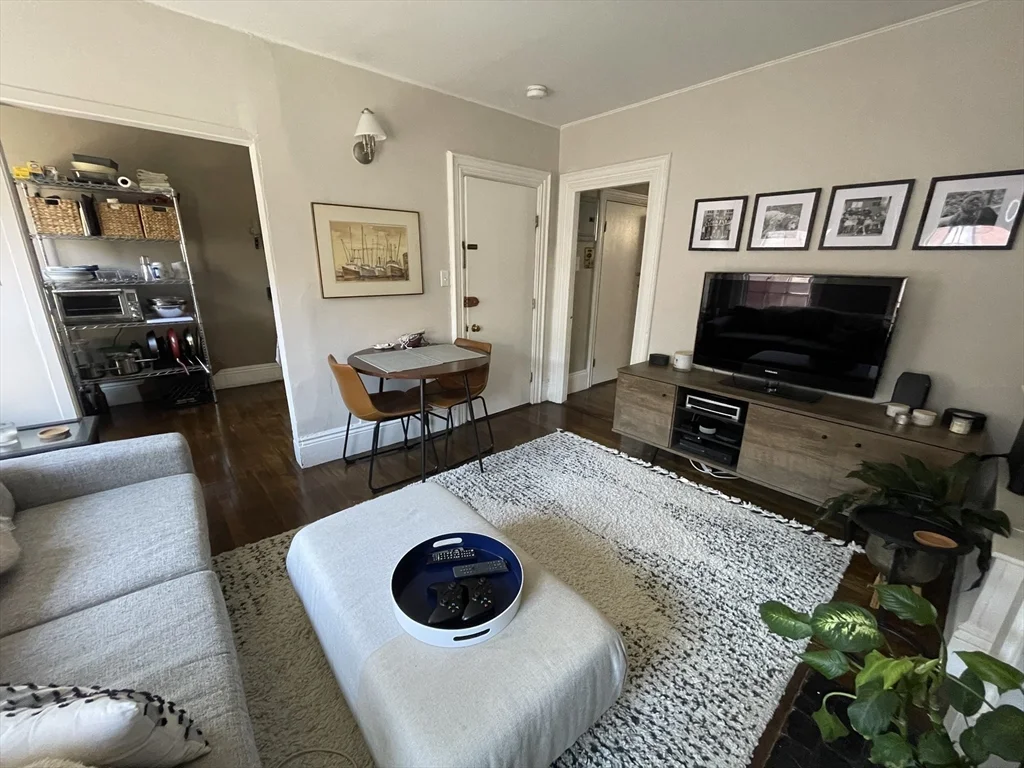1 bed, 1 bath apartment for rent at 47 South Russell St Unit 3, Beacon Hill — photo 4 of 12