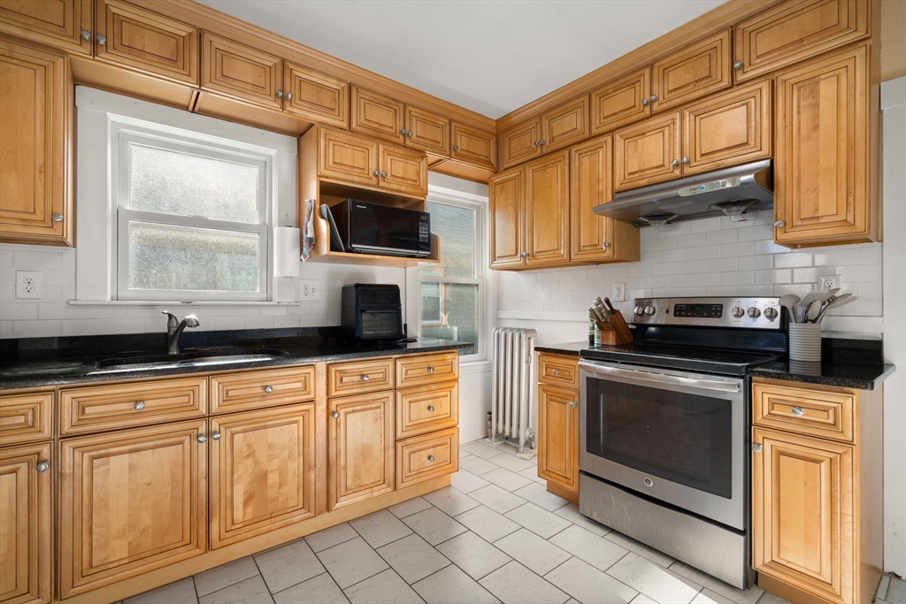 3 bed, 1 bath apartment for rent at 47 Walker St Unit 2, Tufts — photo 4 of 15