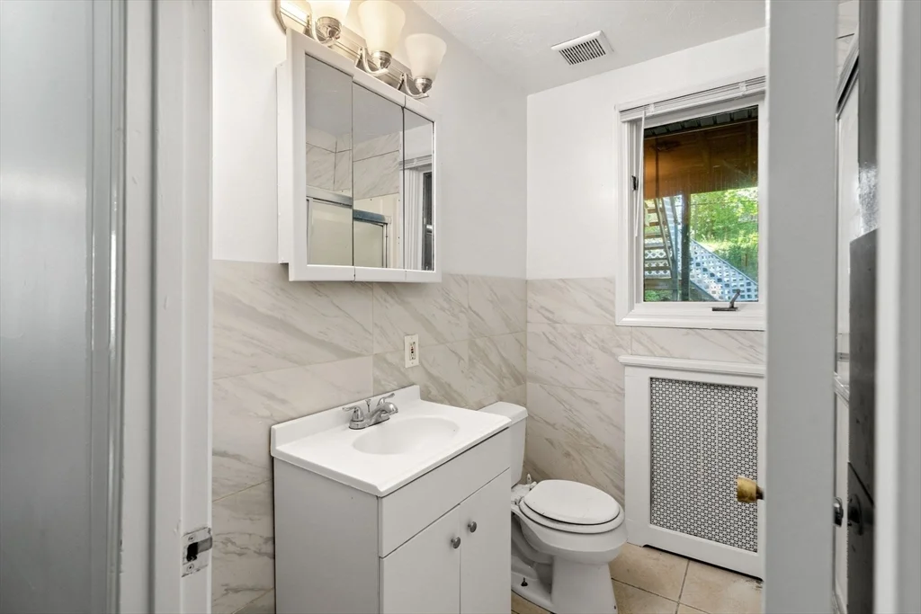 4 bed, 1.5 bath apartment for rent at 47 Wallingford Rd Unit 1, Brighton — photo 9 of 12