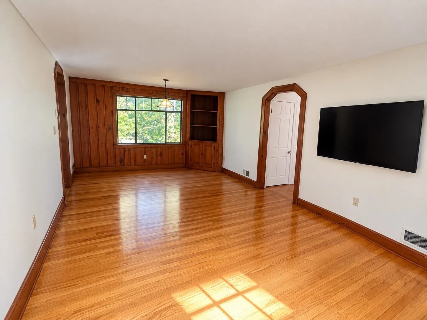 4 bed, 2 bath apartment for rent at 47 Wood St, Lexington — photo 2 of 15