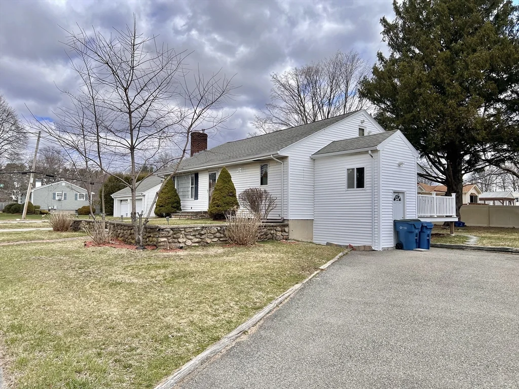 3 bed, 2 bath apartment for rent at 470 Pleasant St, Canton — photo 3 of 33
