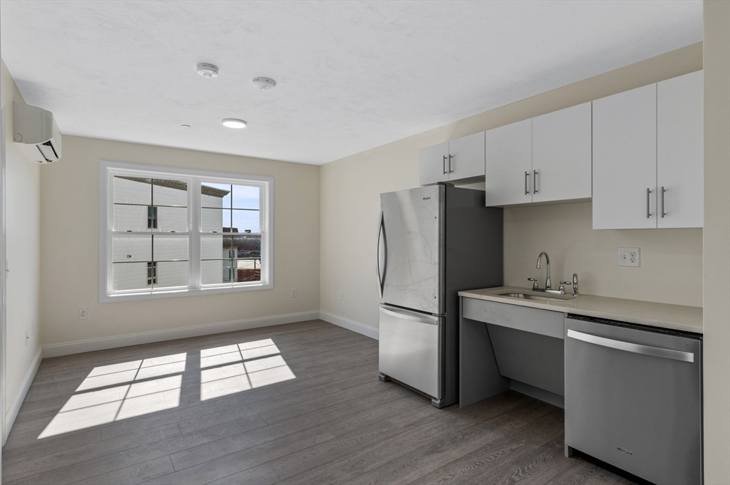 1 bed, 1 bath apartment for rent at 472 Essex St Unit 201, Lynn — photo 2 of 8
