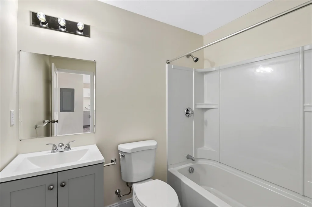 1 bed, 1 bath apartment for rent at 472 Essex St Unit 302, Lynn — photo 3 of 8