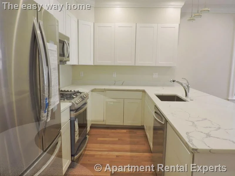 3 bed, 3 bath apartment for rent at 472 Green St Unit 1, Central Square — photo 3 of 16
