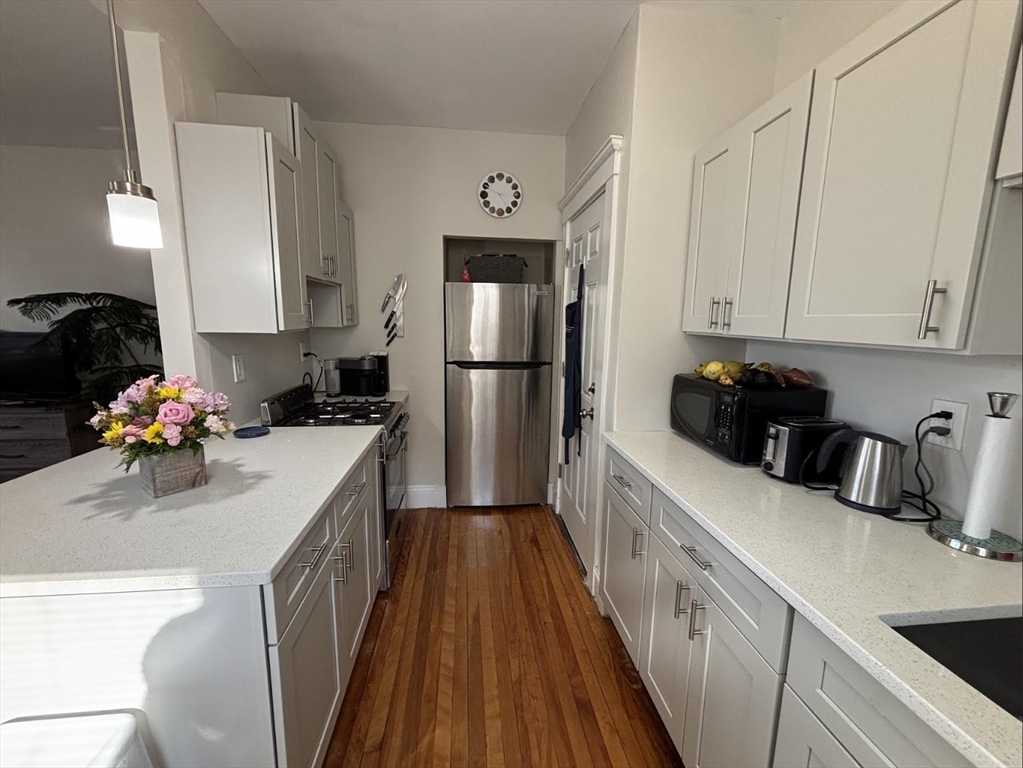 1 bed, 1 bath apartment for rent at 473 Broadway Unit 4, South Medford — photo 2 of 12