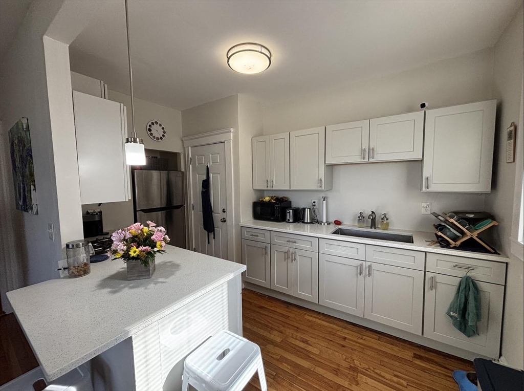 1 bed, 1 bath apartment for rent at 473 Broadway Unit 4, South Medford