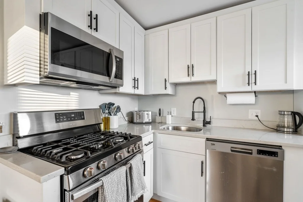 4 bed, 2 bath apartment for rent at 473 East 5th St Unit 2, South Boston — photo 3 of 17