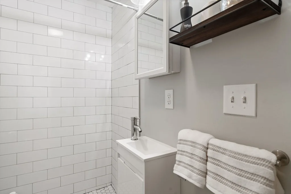 4 bed, 2 bath apartment for rent at 473 East 5th St Unit 2, South Boston — photo 11 of 17