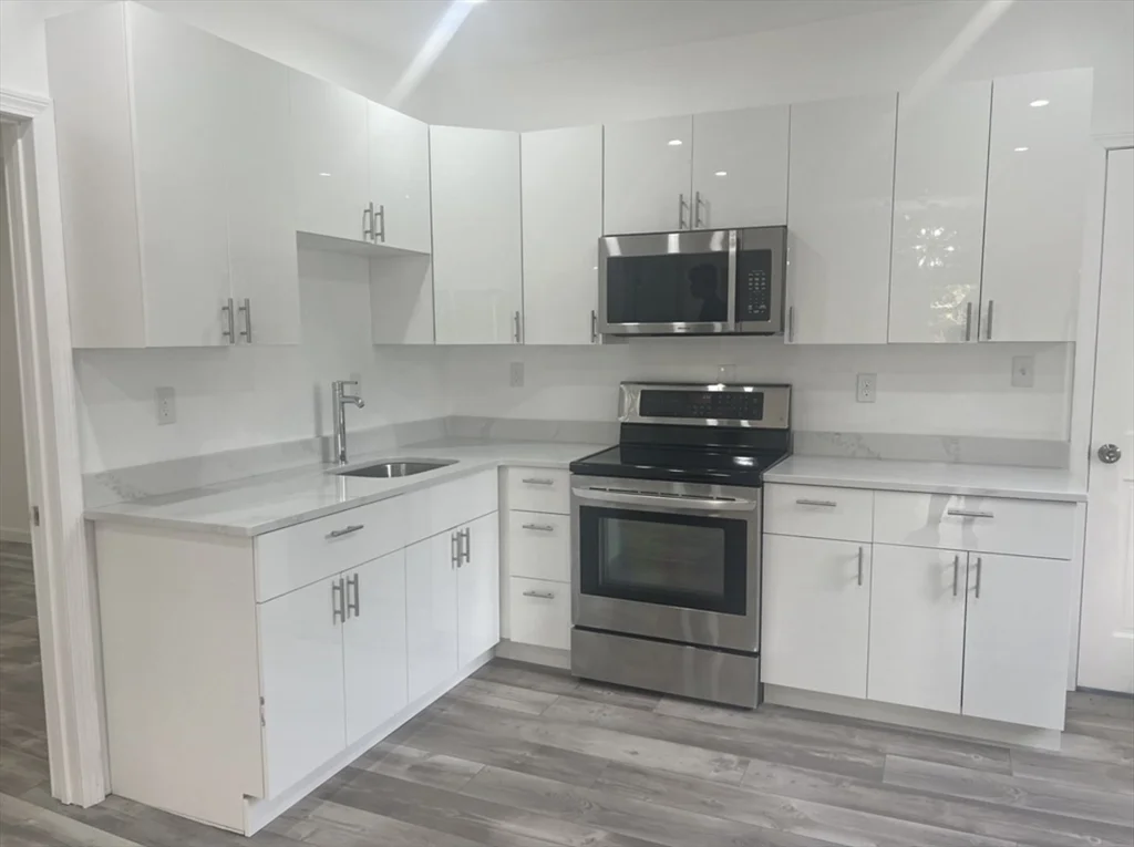 3 bed, 1 bath apartment for rent at 477 Hilldale Ave Unit 1, Haverhill — photo 3 of 7