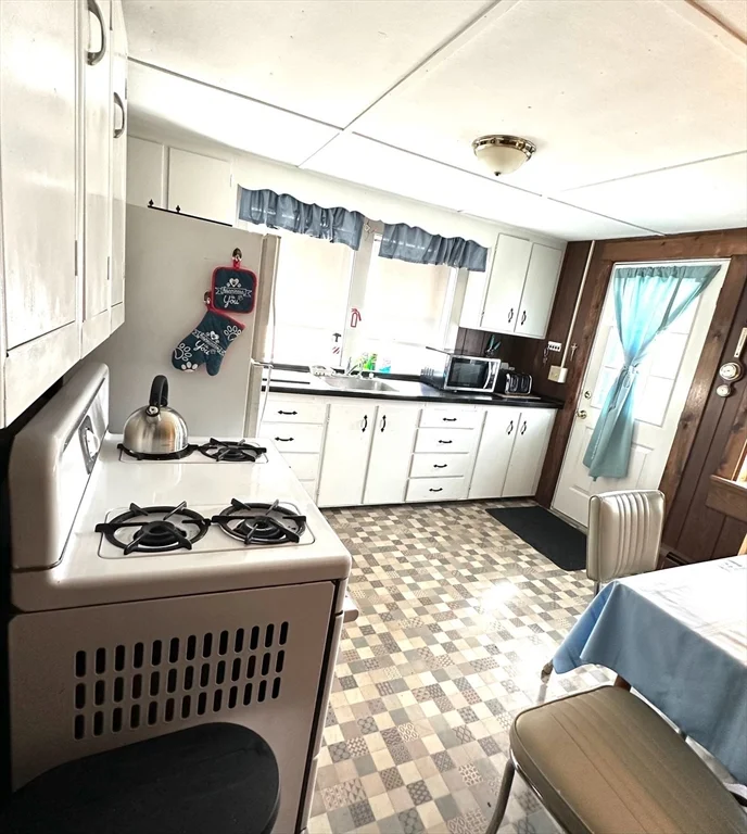 2 bed, 1 bath apartment for rent at 477 Ocean St, Marshfield — photo 16 of 16