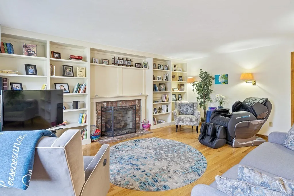 5 bed, 3.5 bath apartment for rent at 478 Clinton Rd Unit 1, Chestnut Hill — photo 2 of 16