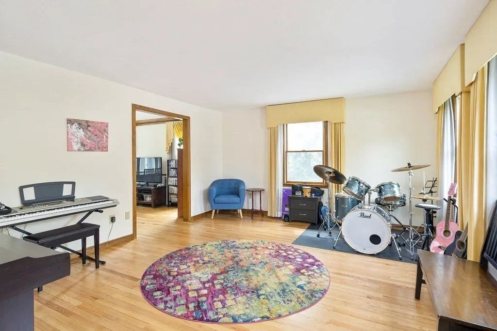 5 bed, 3.5 bath apartment for rent at 478 Clinton Rd Unit 1, Chestnut Hill — photo 4 of 16