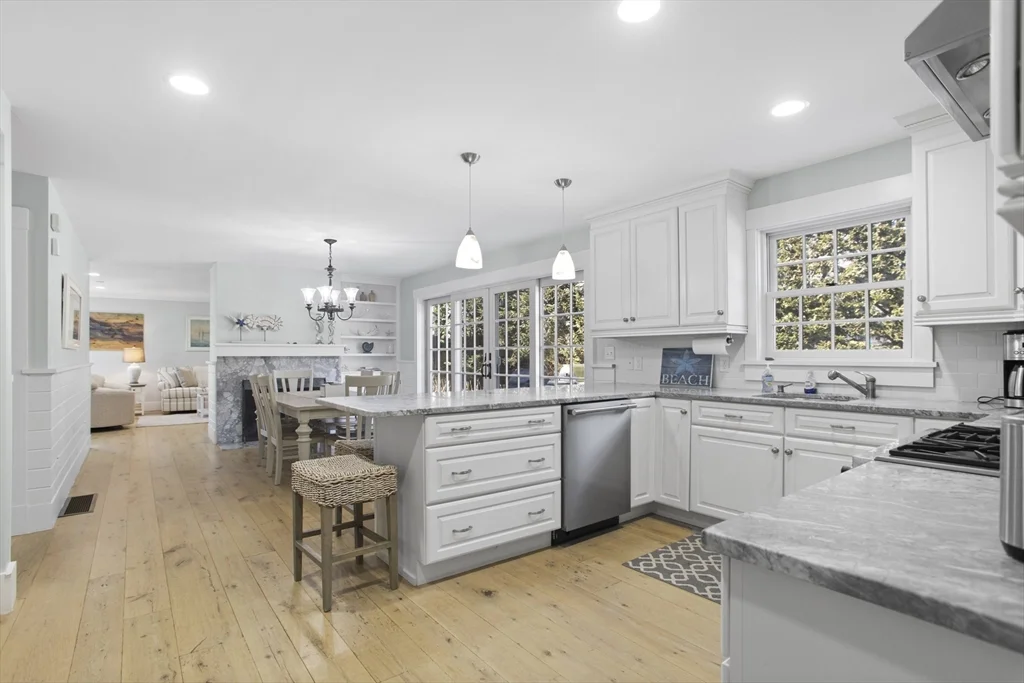 6 bed, 4+ bath apartment for rent at 47a West Chester St, Nantucket — photo 4 of 17