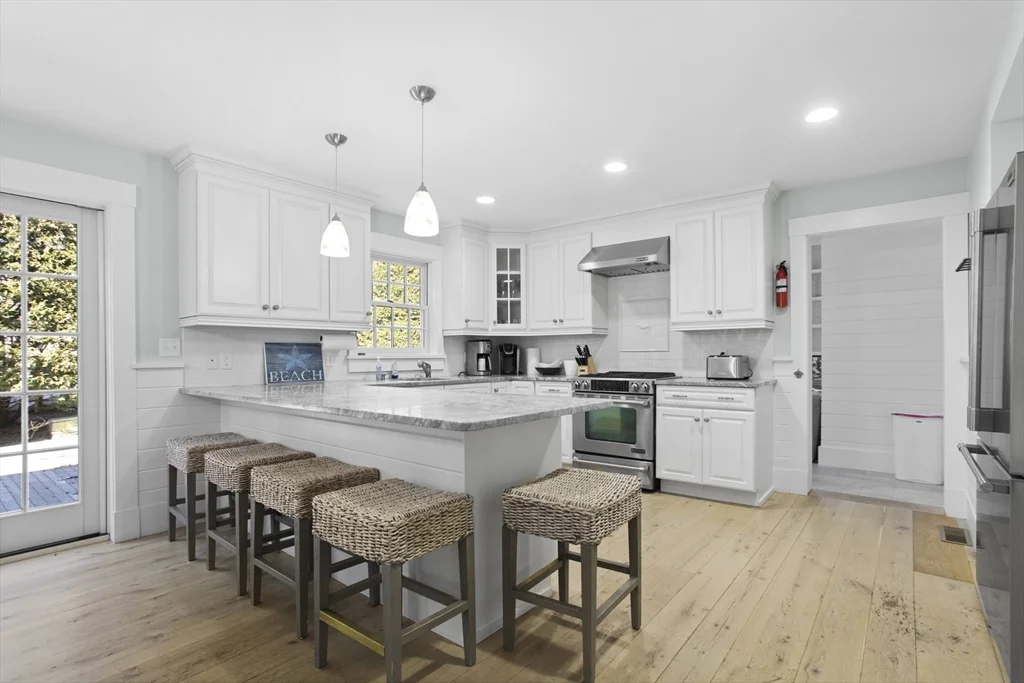 6 bed, 4+ bath apartment for rent at 47a West Chester St, Nantucket — photo 3 of 17