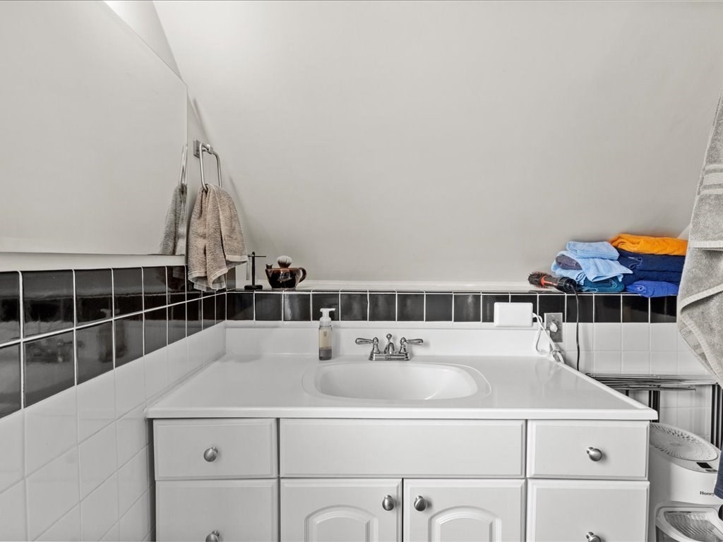 1 bed, 1 bath apartment for rent at 47R Jamaica St Unit 3, Jamaica Plain — photo 14 of 18