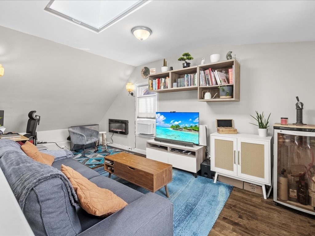 1 bed, 1 bath apartment for rent at 47R Jamaica St Unit 3, Jamaica Plain — photo 2 of 18