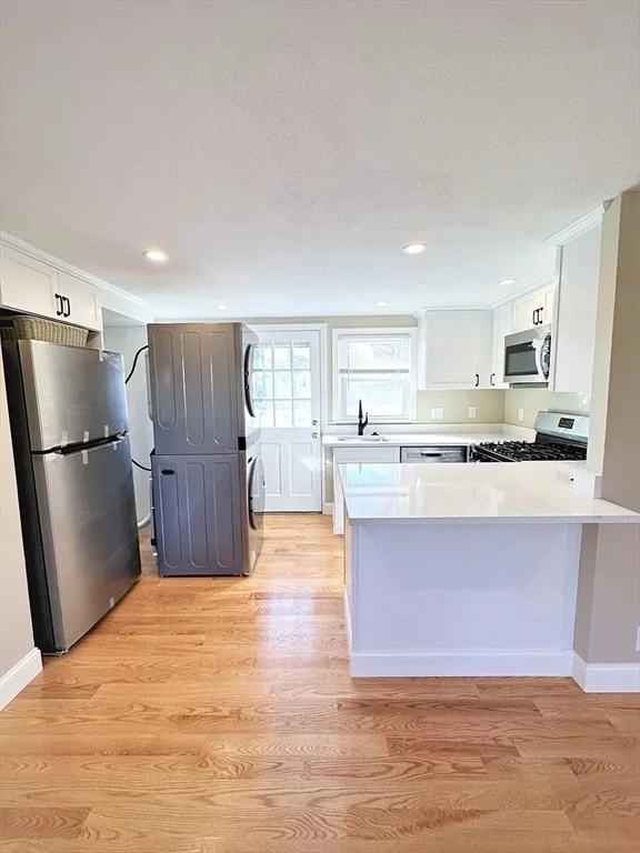 2 bed, 1 bath apartment for rent at 48-50 Rhodes Cir Unit 1, Hingham — photo 6 of 14
