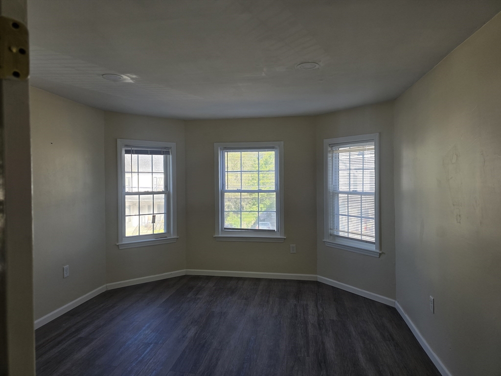 5 bed, 1 bath apartment for rent at 48 Alexander Unit B, Framingham — photo 2 of 5