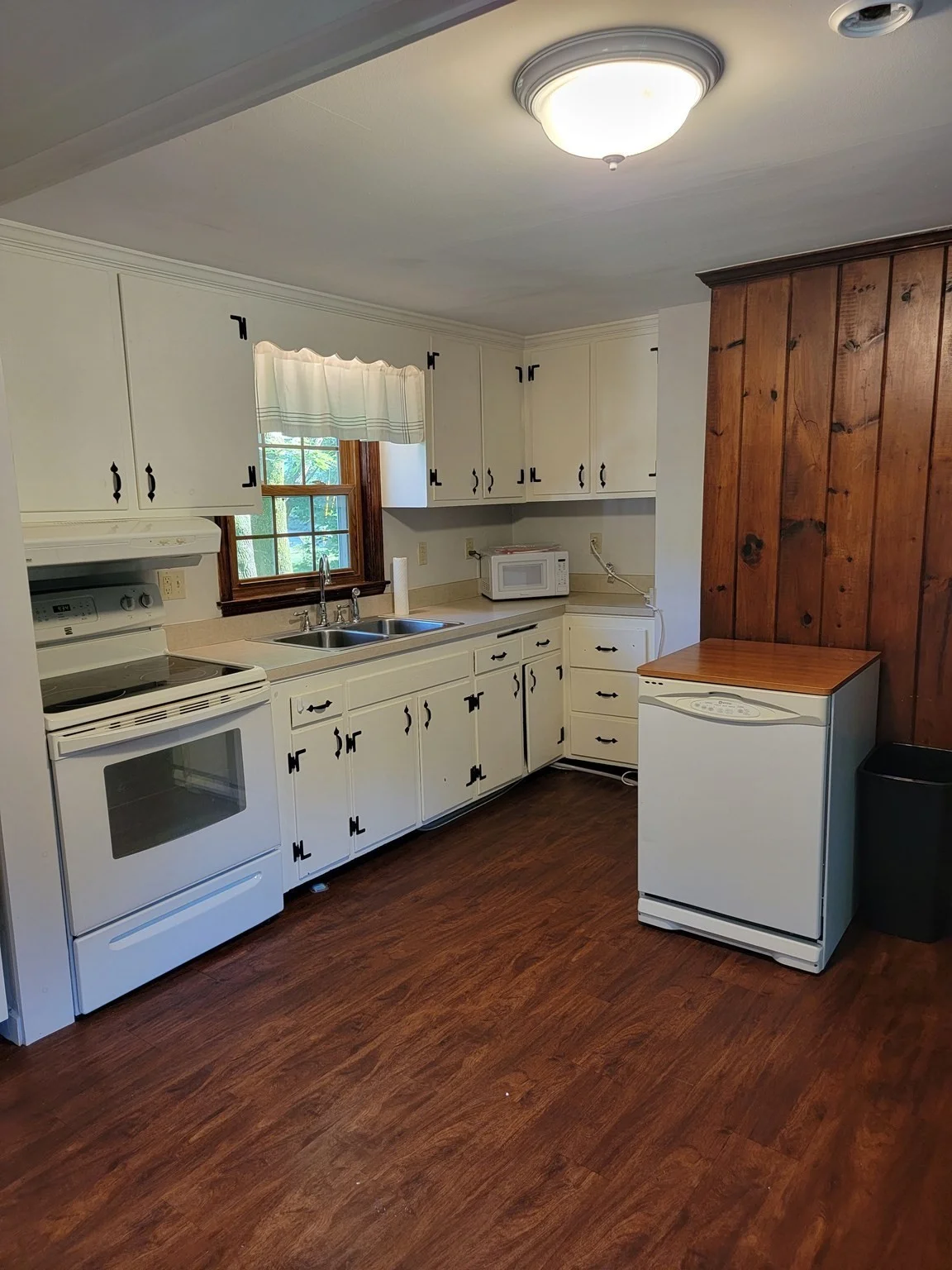 4 bed, 2 bath apartment for rent at 48 Andover St, Wilmington — photo 5 of 15