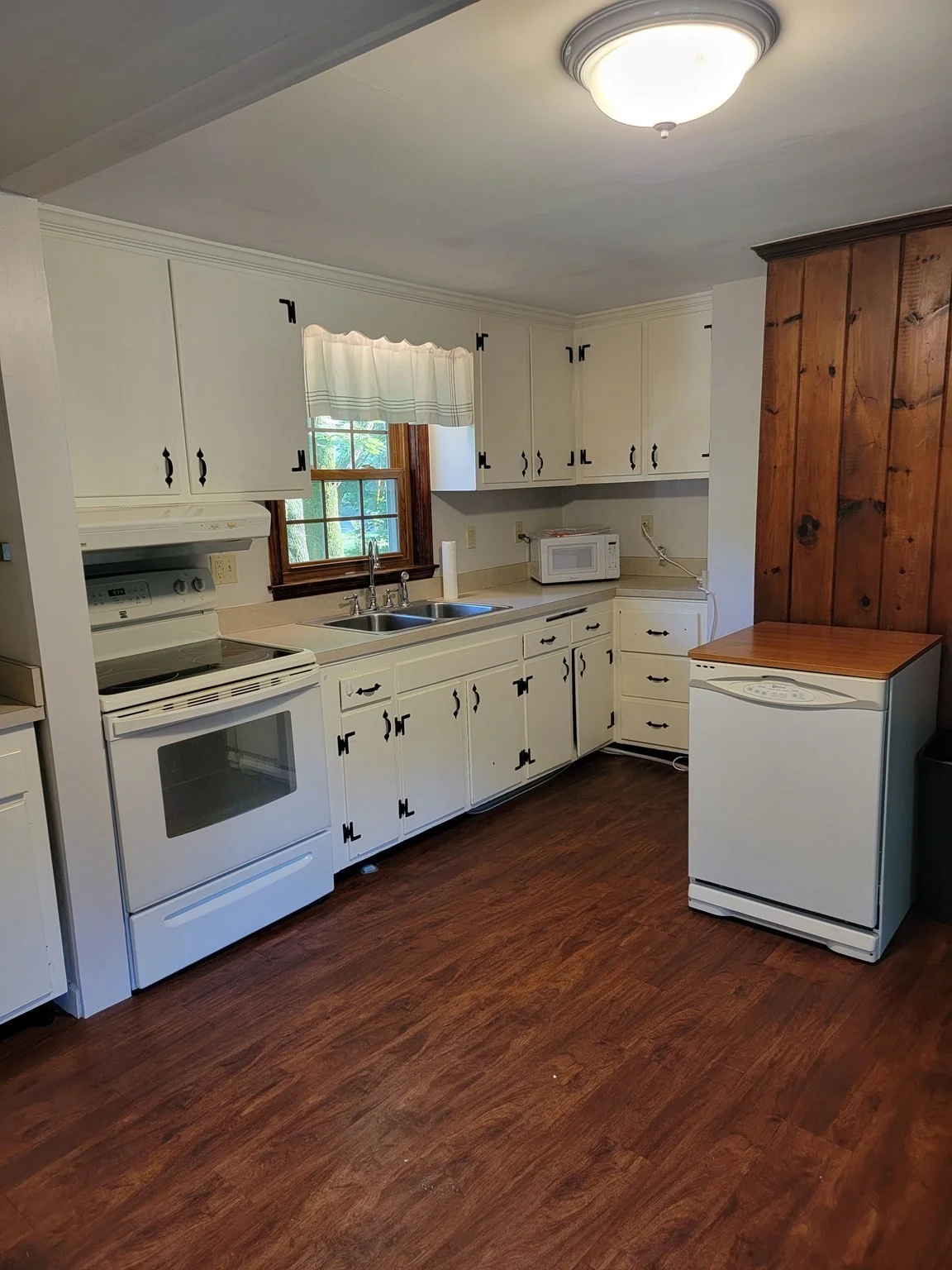4 bed, 2 bath apartment for rent at 48 Andover St, Wilmington — photo 4 of 15