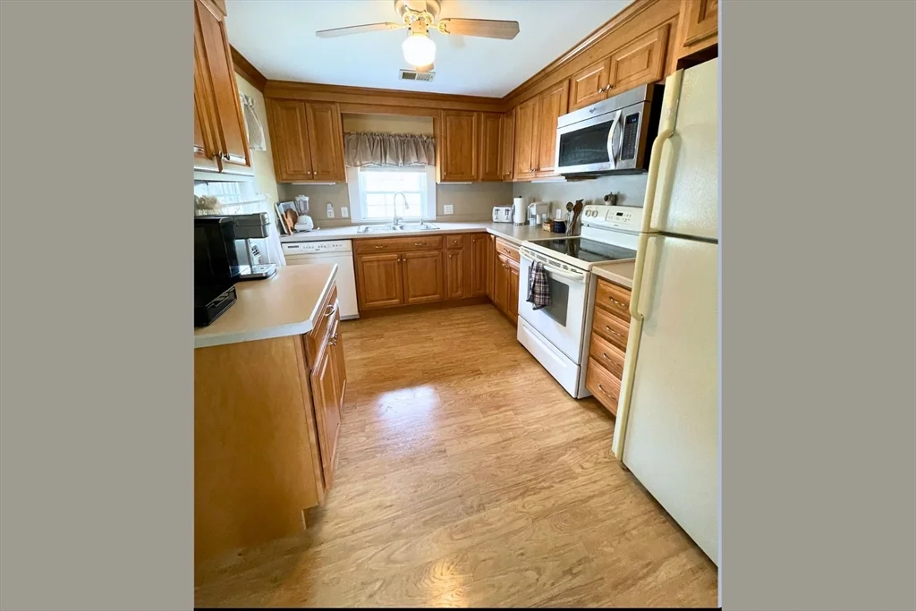 3 bed, 2 bath apartment for rent at 48 Angelica Ave, Mattapoisett — photo 9 of 20