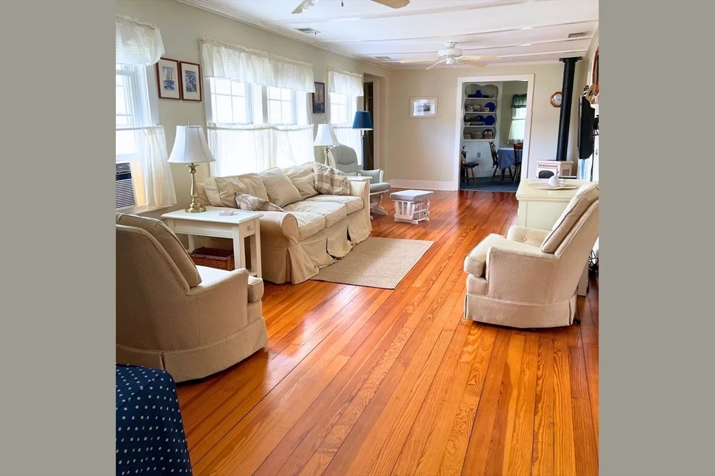 3 bed, 2 bath apartment for rent at 48 Angelica Ave, Mattapoisett — photo 4 of 20
