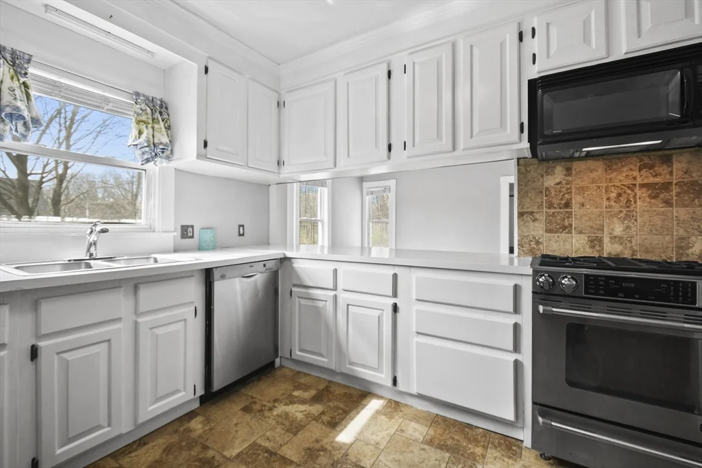 3 bed, 1 bath apartment for rent at 48 Boylston St Unit 2, Lowell — photo 6 of 21