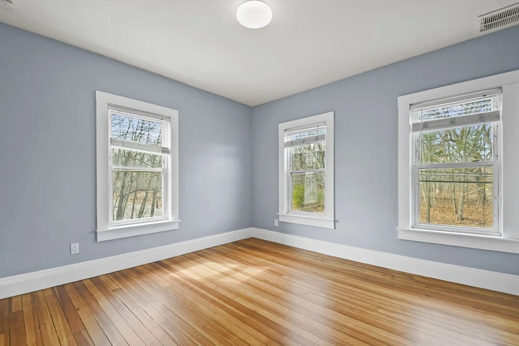 3 bed, 1 bath apartment for rent at 48 Boylston St Unit 2, Lowell — photo 10 of 21