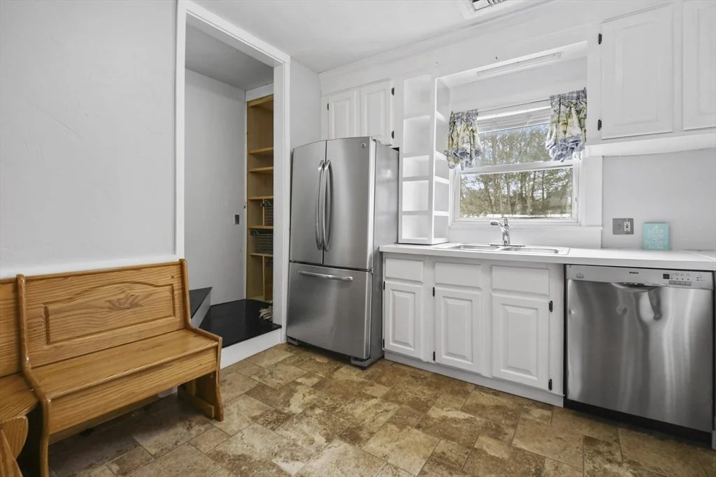 3 bed, 1 bath apartment for rent at 48 Boylston St Unit 2, Lowell — photo 7 of 21
