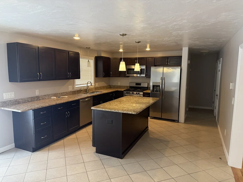 3 bed, 1 bath apartment for rent at 48 Colonial Way Unit LEFT, Rehoboth — photo 4 of 25