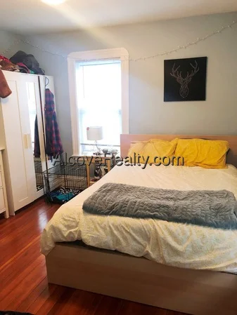3 bed, 1 bath apartment for rent at 48 Gold Star Rd Unit 2, North Cambridge — photo 4 of 6