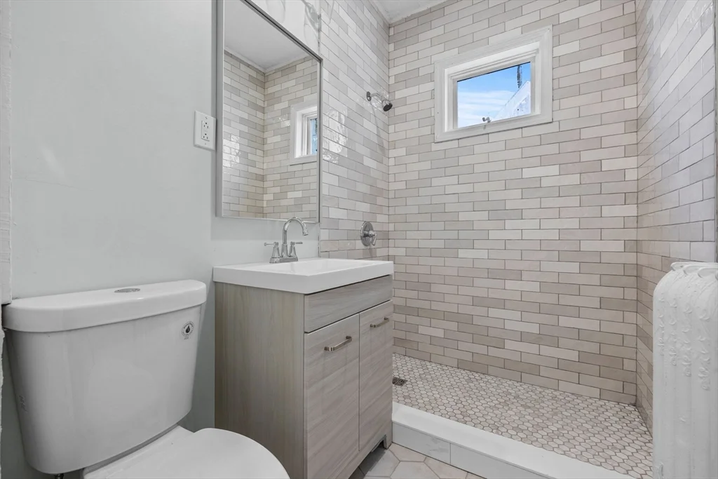 4 bed, 1 bath apartment for rent at 48 Hamilton Ave Unit 2, Lynn — photo 5 of 23