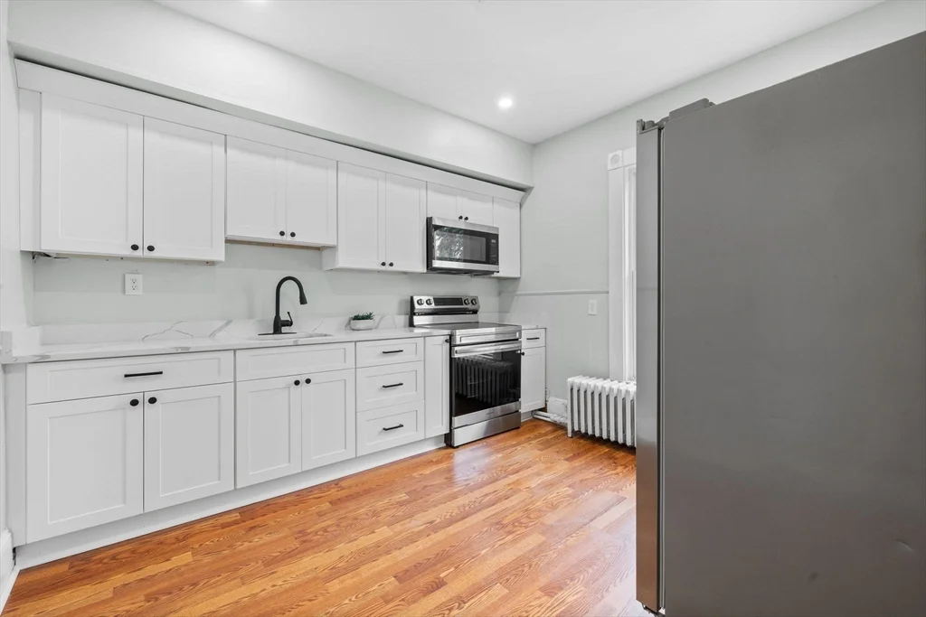 4 bed, 1 bath apartment for rent at 48 Hamilton Ave Unit 2, Lynn — photo 2 of 23