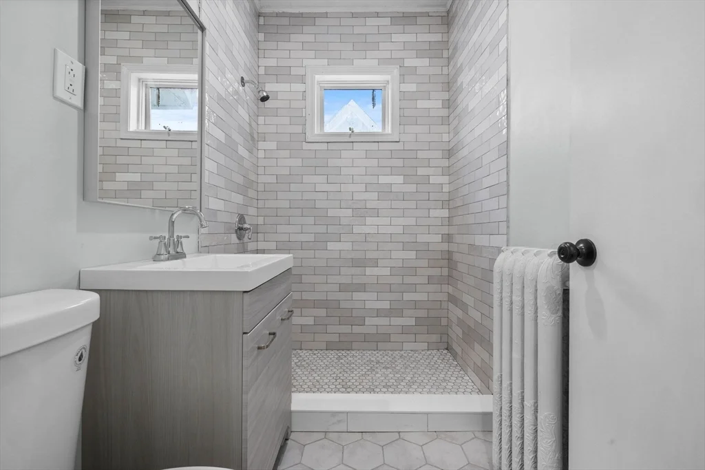 4 bed, 1 bath apartment for rent at 48 Hamilton Ave Unit 2, Lynn — photo 6 of 23