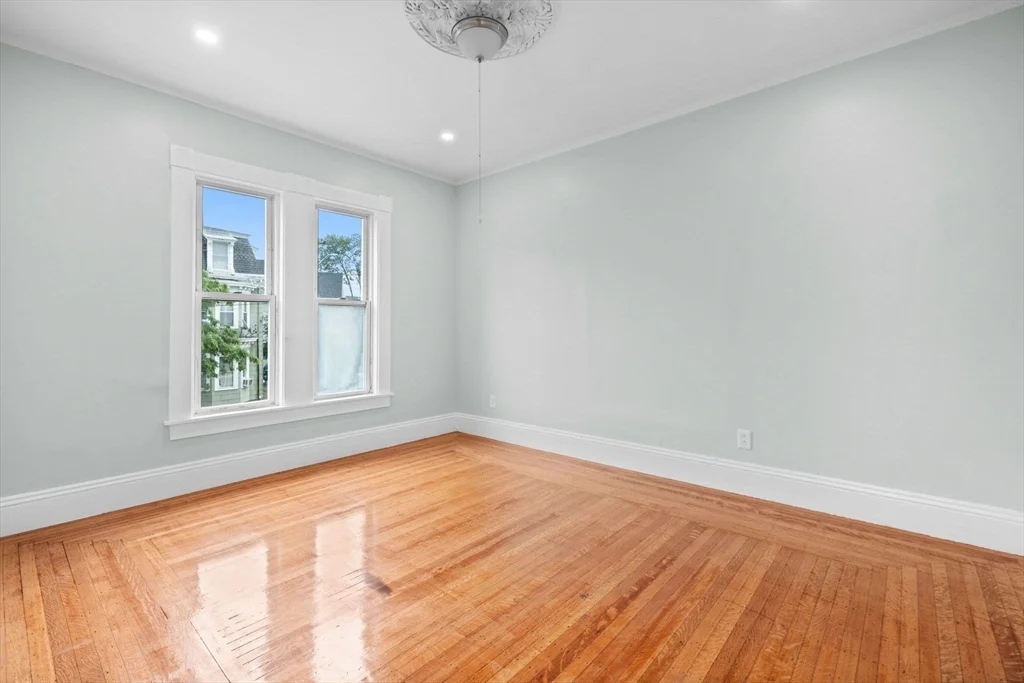 4 bed, 1 bath apartment for rent at 48 Hamilton Ave Unit 2, Lynn — photo 7 of 23
