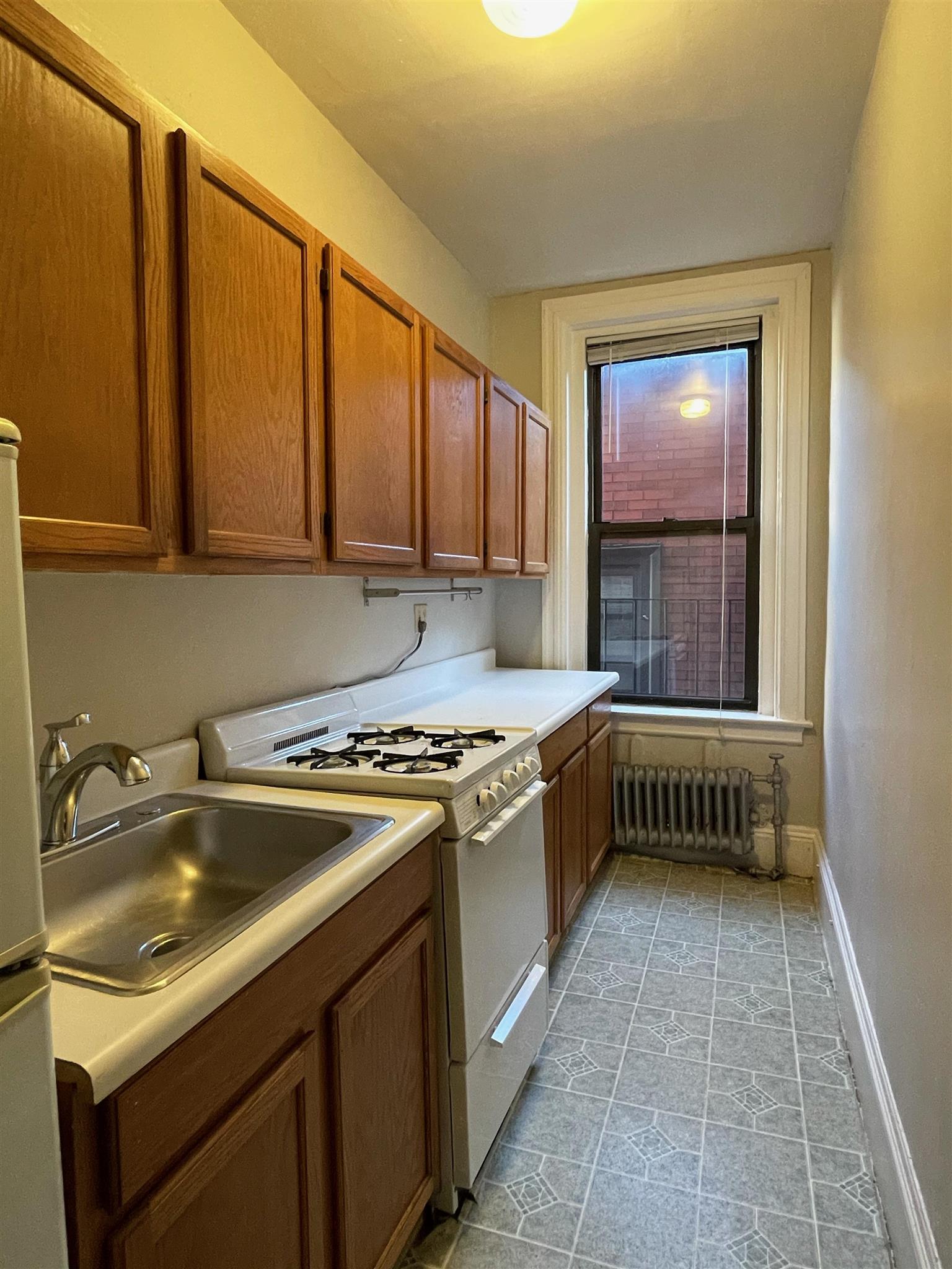 1 bed, 1 bath apartment for rent at 48 John F Kennedy St Unit 11, Riverside — photo 5 of 6