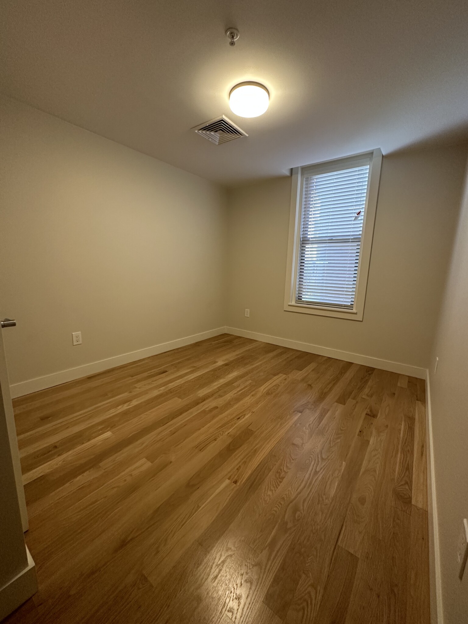 1 bed, 1 bath apartment for rent at 48 John F Kennedy St Unit 5, Riverside — photo 3 of 4