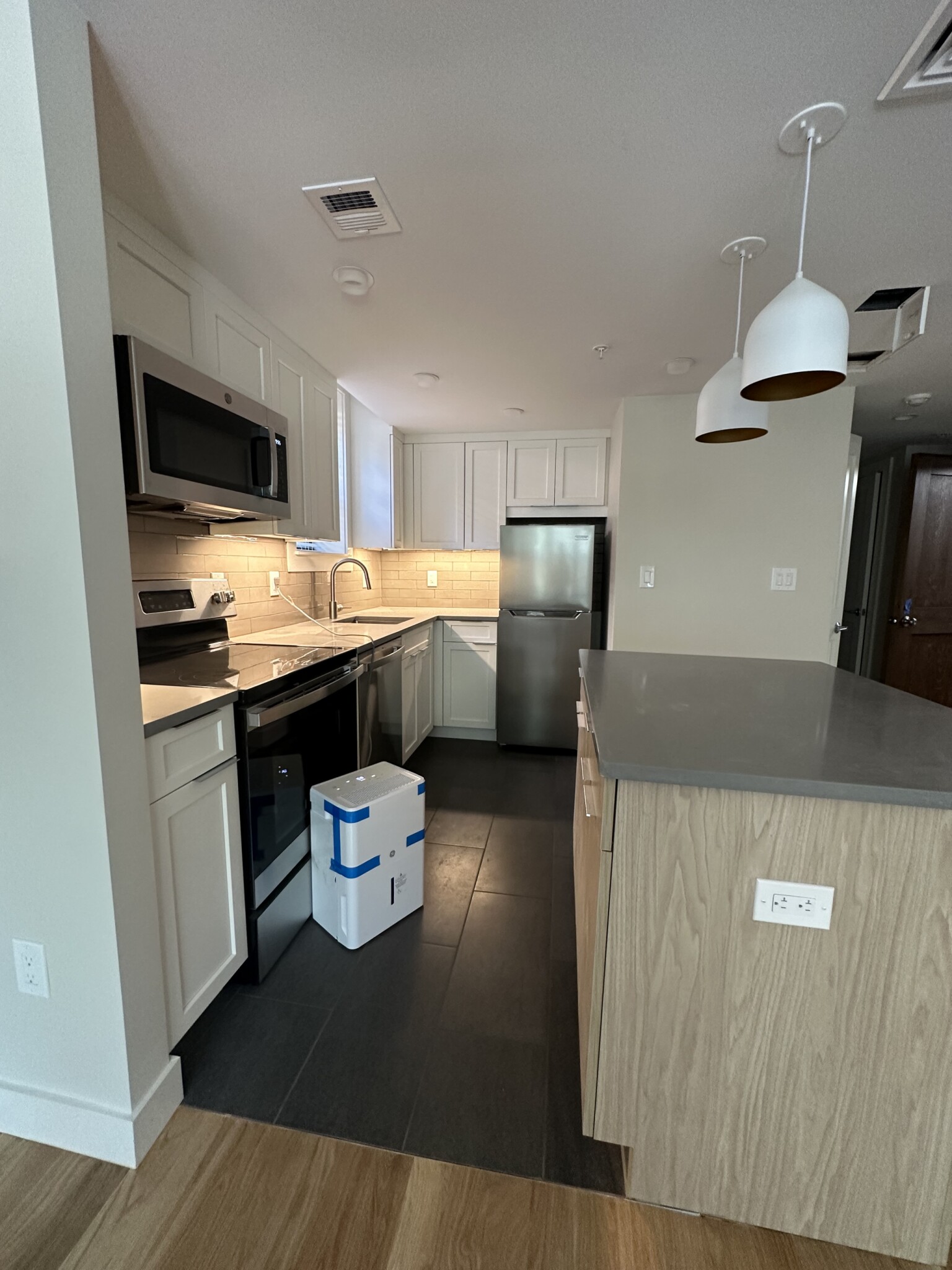 1 bed, 1 bath apartment for rent at 48 John F Kennedy St Unit 5, Riverside — photo 2 of 4