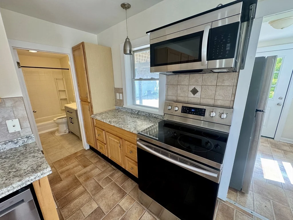 3 bed, 1 bath apartment for rent at 48 Pleasant St Unit 1, Holbrook — photo 3 of 21