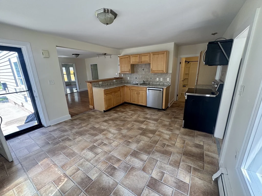 3 bed, 1 bath apartment for rent at 48 Pleasant St Unit 1, Holbrook — photo 4 of 21
